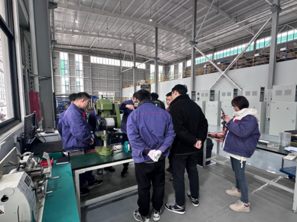 What is the working principle of a thyristor regulator for power regulation